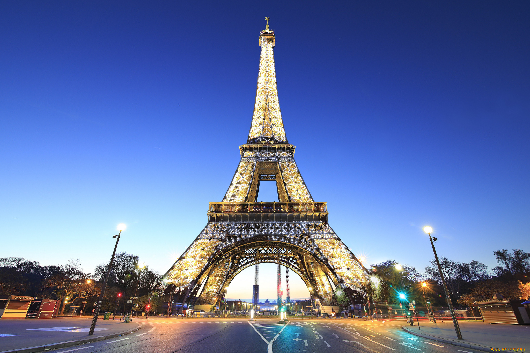 Эйфелева башня в Париже 1280 720